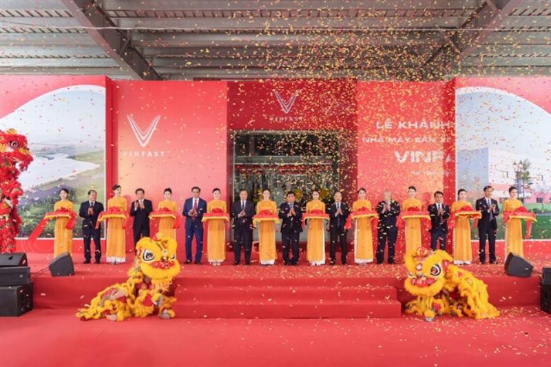 A VinFast electric car positioned on a world map, highlighting its international export markets and factory locations.